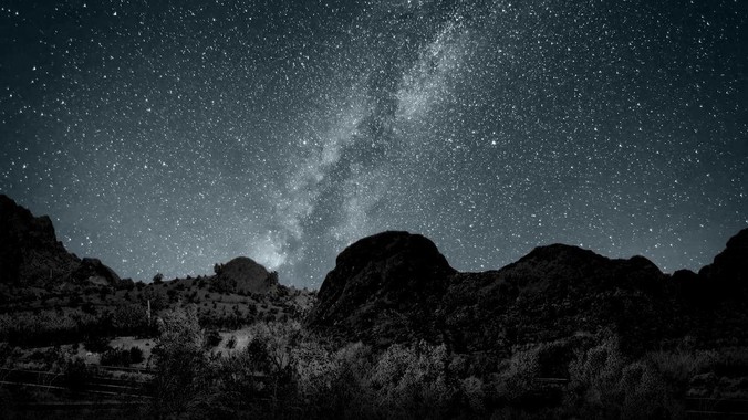 为什么章若楠和杨超越长得很像,男人却更喜欢章若楠,认为有女人味,而觉得杨超越像小女孩?